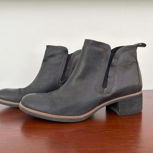Korks Black Leather Ankle Boots